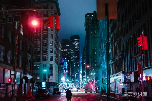 高清摄影 站在建筑物附近的路中间的人