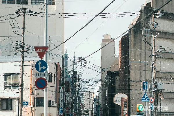 高清摄影 一条城市街道上，火车停在轨道上