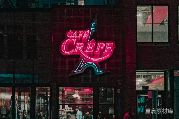 高清摄影 两个人站在Cafe Crepe店铺前。