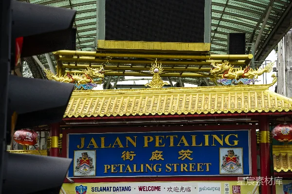 高清摄影 一群人站在商店外面。