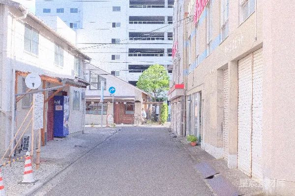 高清摄影 白天间，建筑物之间的灰色混凝土路