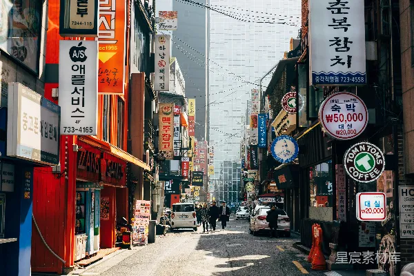 高清摄影 白天，人们在建筑物附近的人行道上行走。