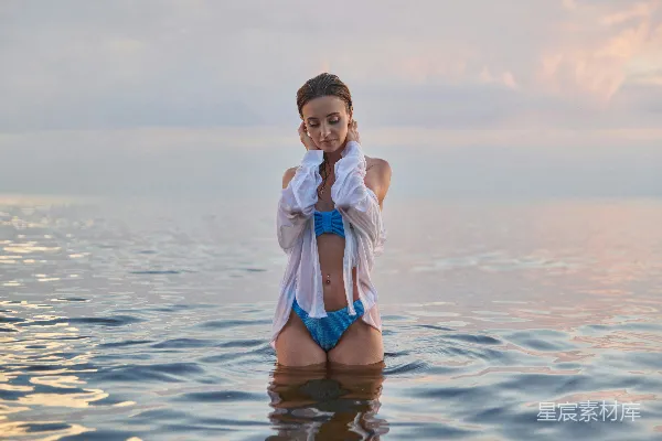 一个女人站在水里
