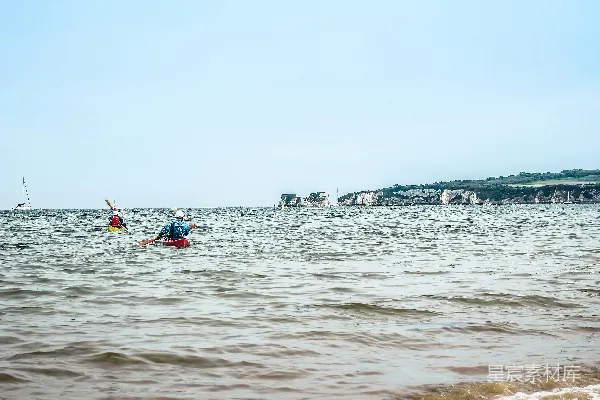 一名人在 kayak 中在水里。