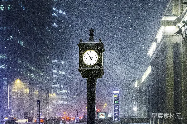 高清摄影 一个钟表在一条雪地街道的中央