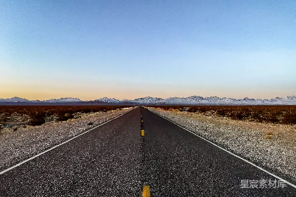 高清摄影 一条空旷的道路在沙漠中央