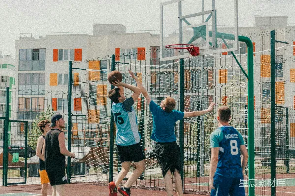 高清摄影 一群年轻男子在打篮球比赛。