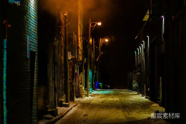 高清摄影 建筑物之间的空旷街道在夜间