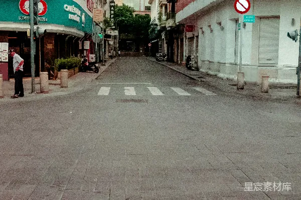 高清摄影 白天，白色的混凝土建筑之间是一条灰色的混凝土路。