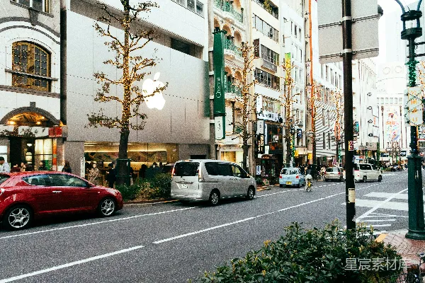 高清摄影 一条繁忙的街道，两旁是高大的建筑物。
