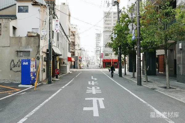 高清摄影 白天建筑物之间的灰色柏油路