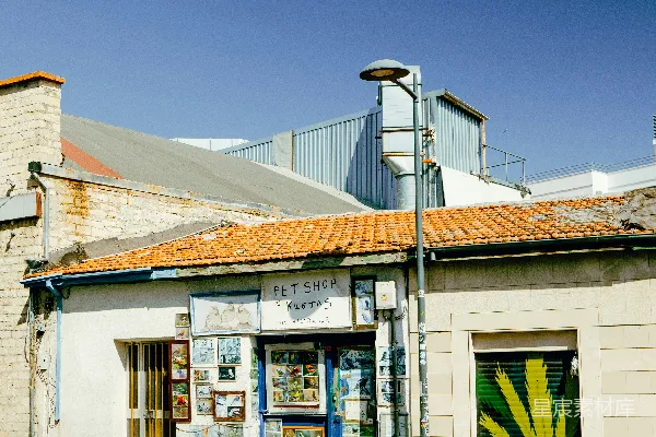 高清摄影 一个街道拐角处，有一栋建筑物和一个街道标志。