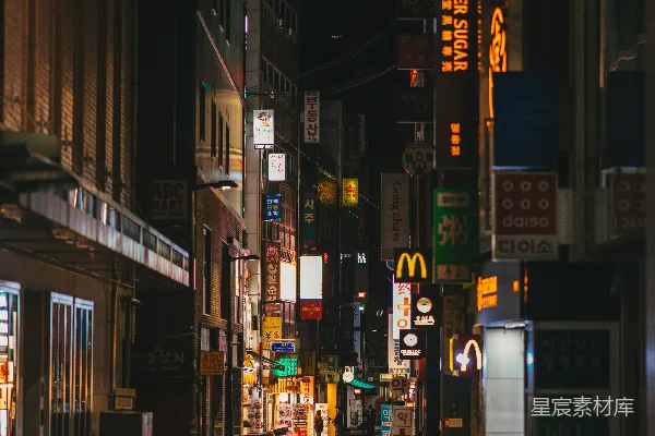 高清摄影 晚上在人行道上行走的人