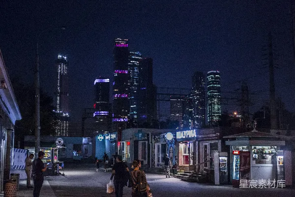 高清摄影 人们在建筑物之间的道路上行走