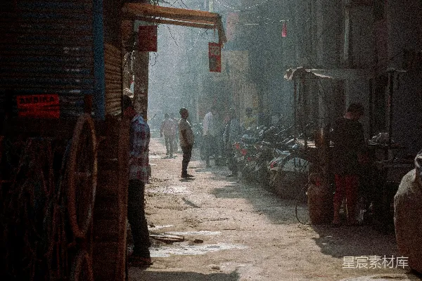高清摄影 一个男人沿着街道走，旁边是高楼大厦。