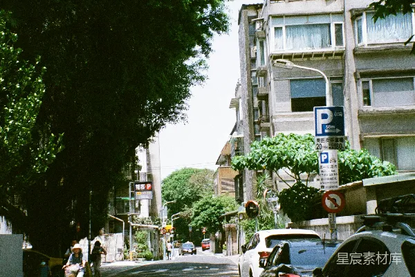 高清摄影 一条街道，两边都停着车。
