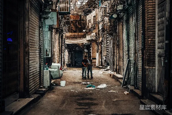 高清摄影 两个人在街上行走的照片