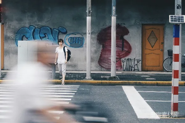 高清摄影 穿着白色圆领T恤的女人