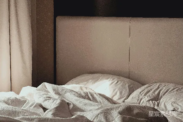 白色与灰色花卉图案的毯子