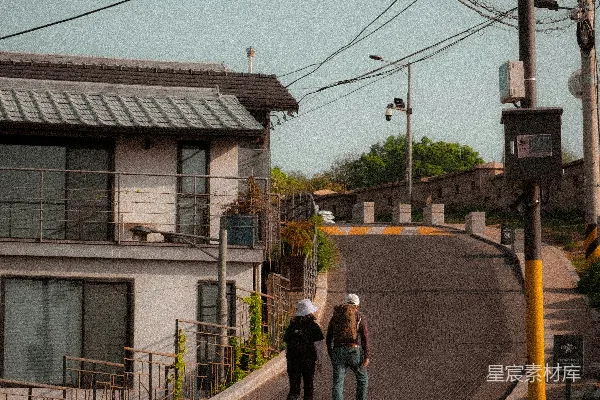 高清摄影 几个人正在街上行走。