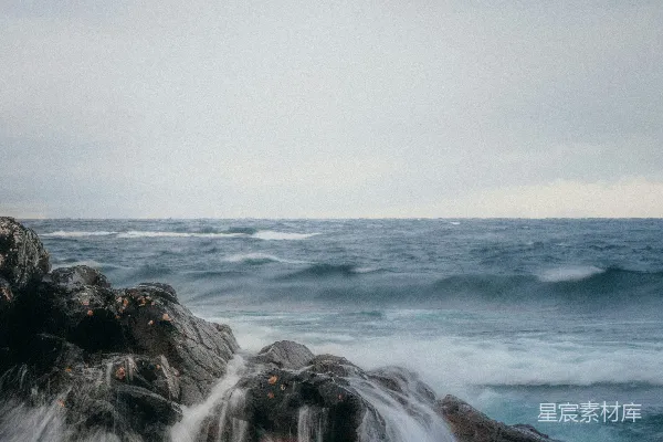 靠近岩石海岸的一片广阔水域