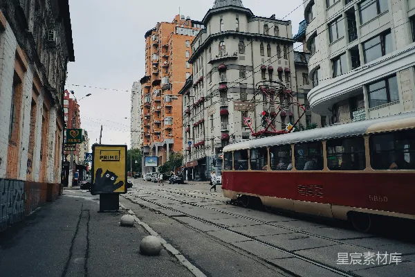 高清摄影 白天马路上的红白相间的电车