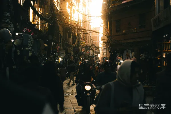 高清摄影 一群人沿着街边高大的建筑物行走。