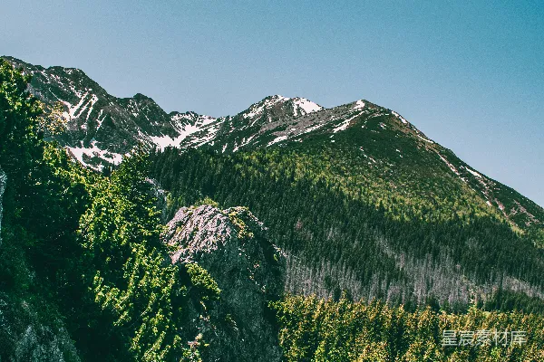 一座山的景色，一条小道穿过其中