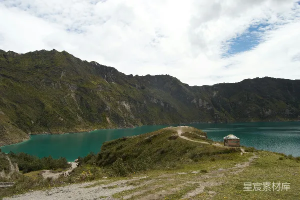 山间一片湖光美景