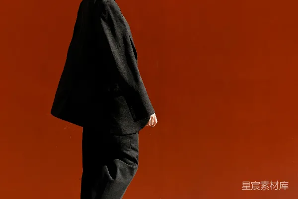 高清摄影 一个穿着黑色外套的男人