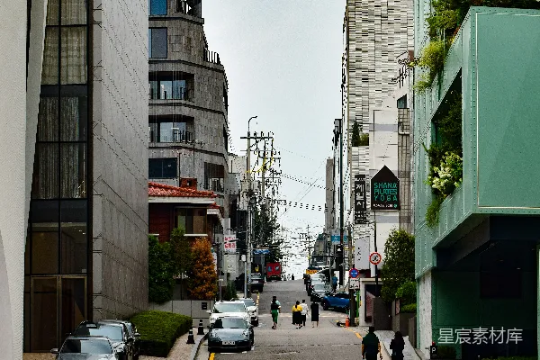 高清摄影 一条路上有车和人
