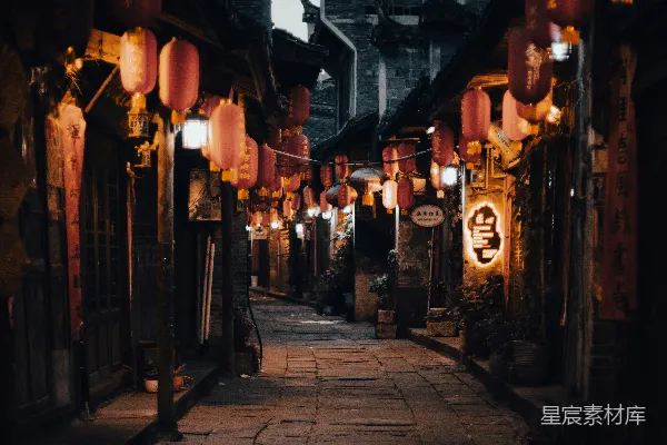 高清摄影 人们在夜间街道上行走。