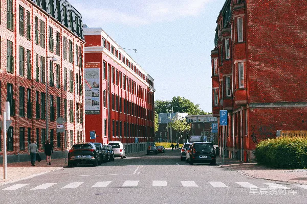 高清摄影 一条街道，两边都停着车。