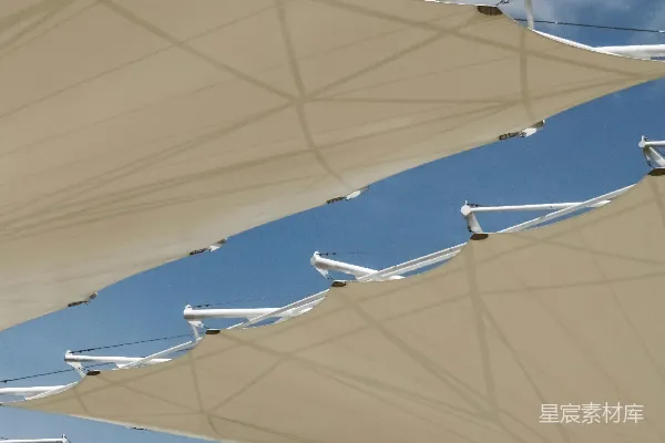 蓝天下的建筑遮阳篷。