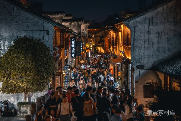 高清摄影 夜晚街道上行人如织。