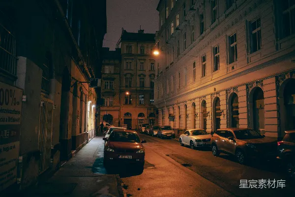 高清摄影 夜晚的城市街道，路边停着汽车。