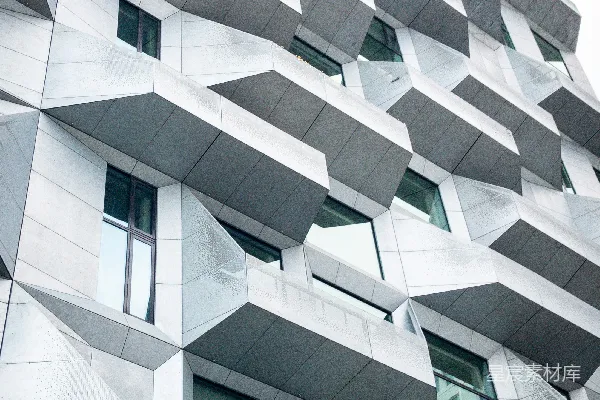 白天的白色混凝土建筑