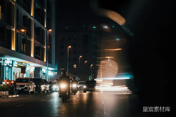 高清摄影 一张夜晚的城市街道模糊照片