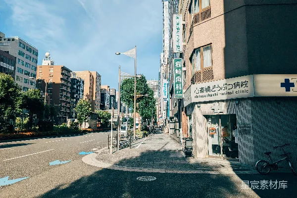 高清摄影 一条城市街道旁停着一辆自行车。
