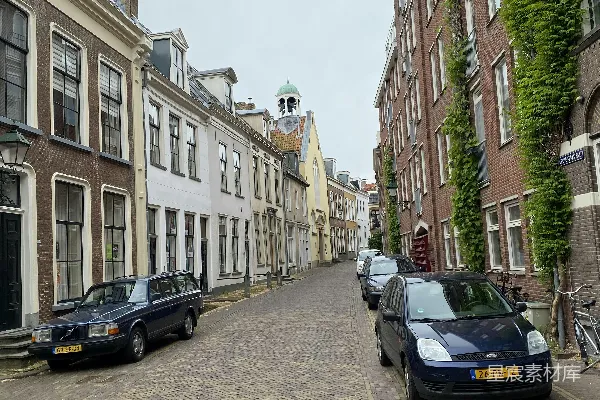 高清摄影 一条两旁停着汽车的街道，旁边是高楼大厦。