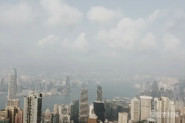 白天城市 skyline 在白云下