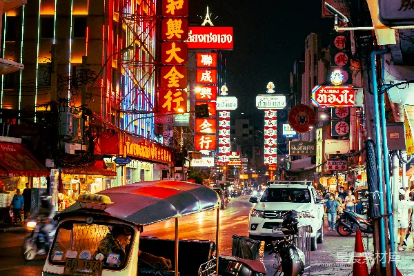 高清摄影 一条街道上闪烁着霓虹灯和滑板车