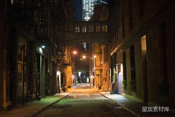 高清摄影 建筑物之间夜间空无一人的街道