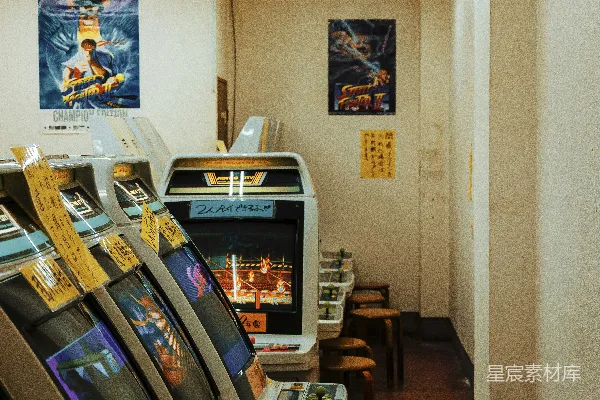 高清摄影 银色平板电视放在棕色木质电视架上