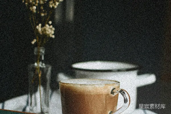 白色陶瓷小茶杯置于白色桌布之上