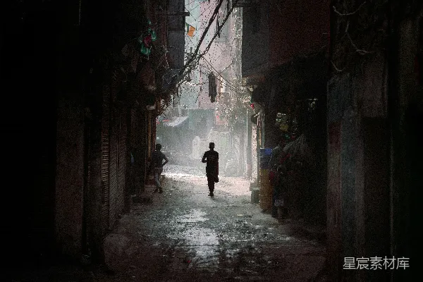 高清摄影 一个男人正走在一条狭窄的小巷里。