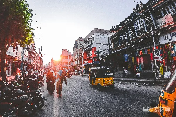 高清摄影 街上的行人和车辆