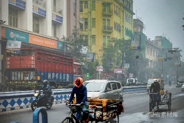 高清摄影 一个男人骑着一辆自行车，车后挂着一个车斗。