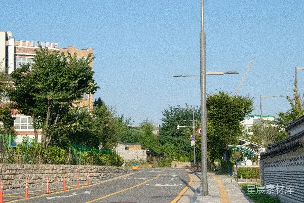 高清摄影 一条空旷的街道，旁边有一个停车标志。