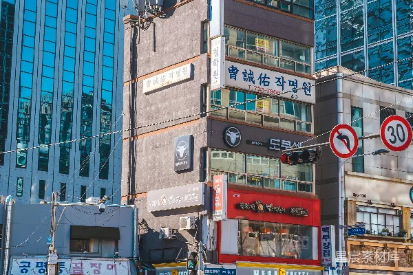 高清摄影 一群人正在高楼前过马路。